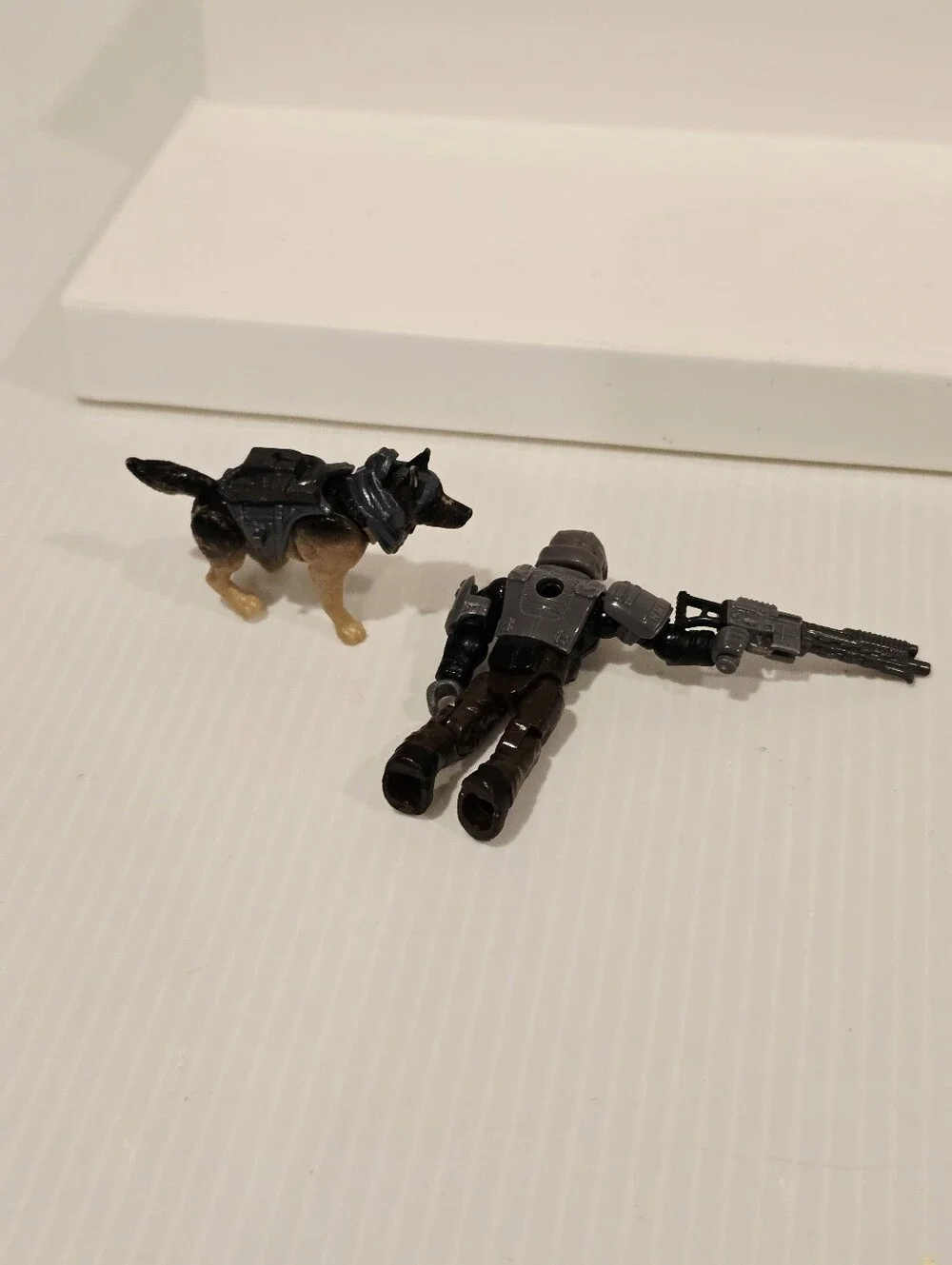 Mega Bloks Halo NMPD Officer and German Shepherd Figure Set